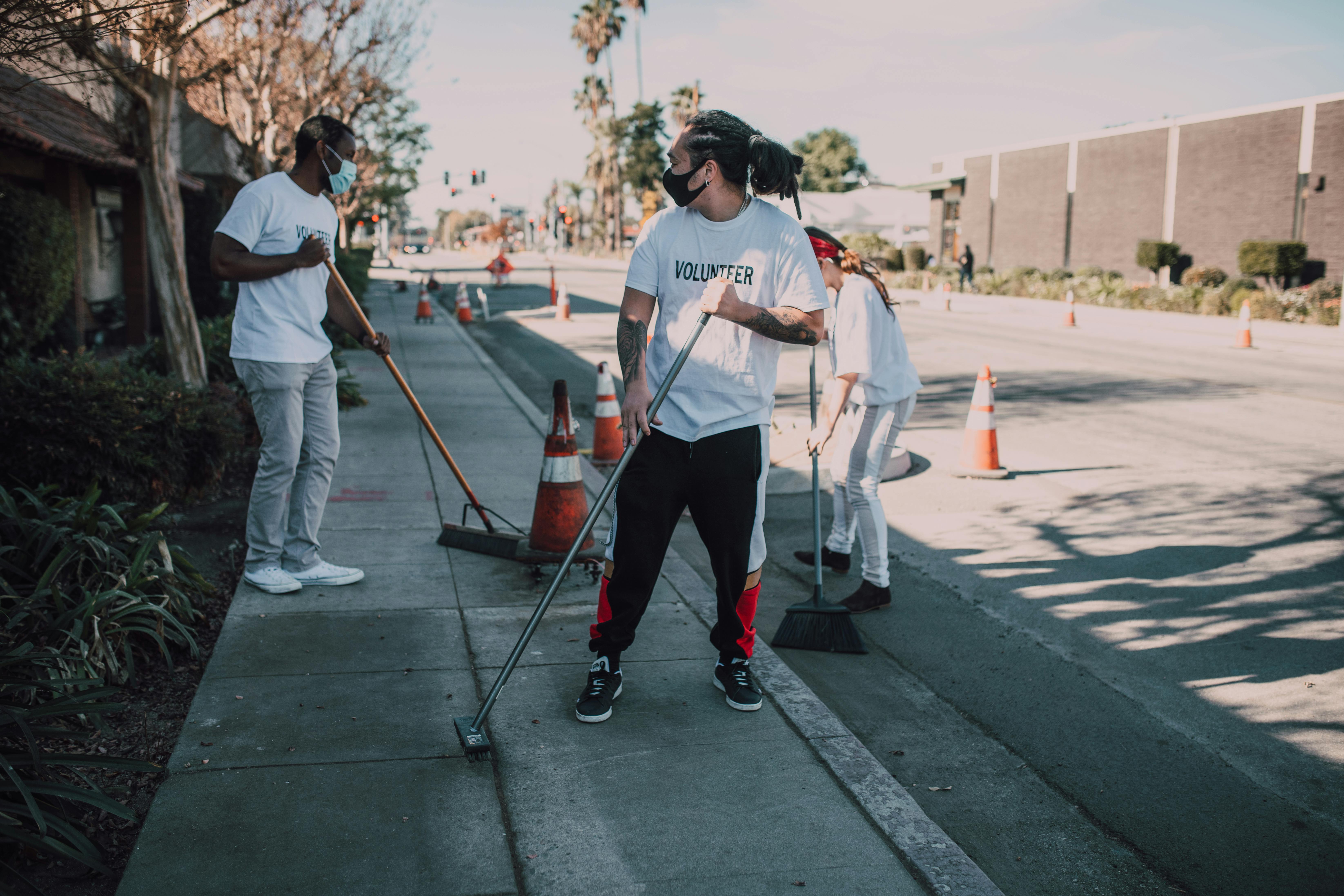 Kerja Bakti Membersihkan Lingkungan Gereja